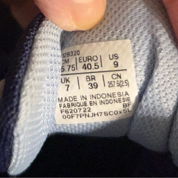 ASICS woman running shoes EUC size 9 - Picture 4 of 4